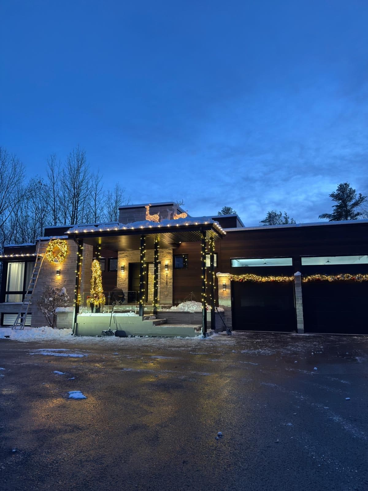 La même résidence avec l'installation réelle de lumières de Noël, à Sainte-Julienne