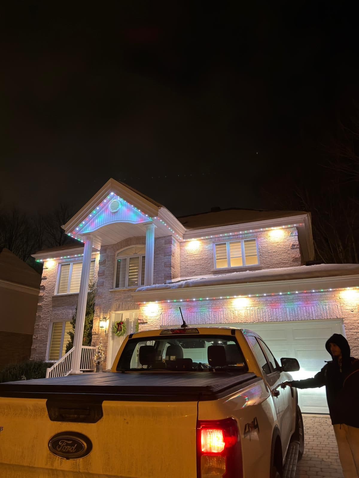 La même maison en éclairage permanent, ambiance multicolore