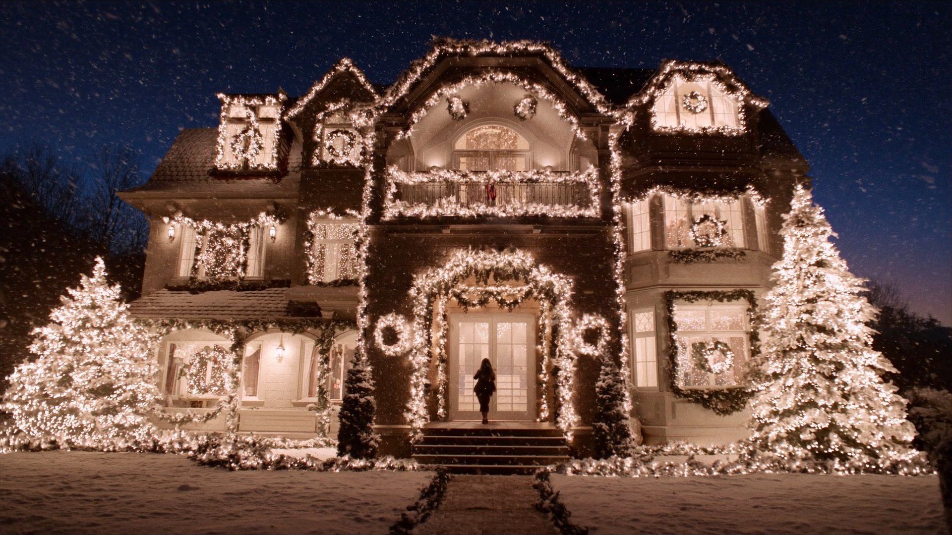 Maison entièrement décorée de lumières de Noël la nuit