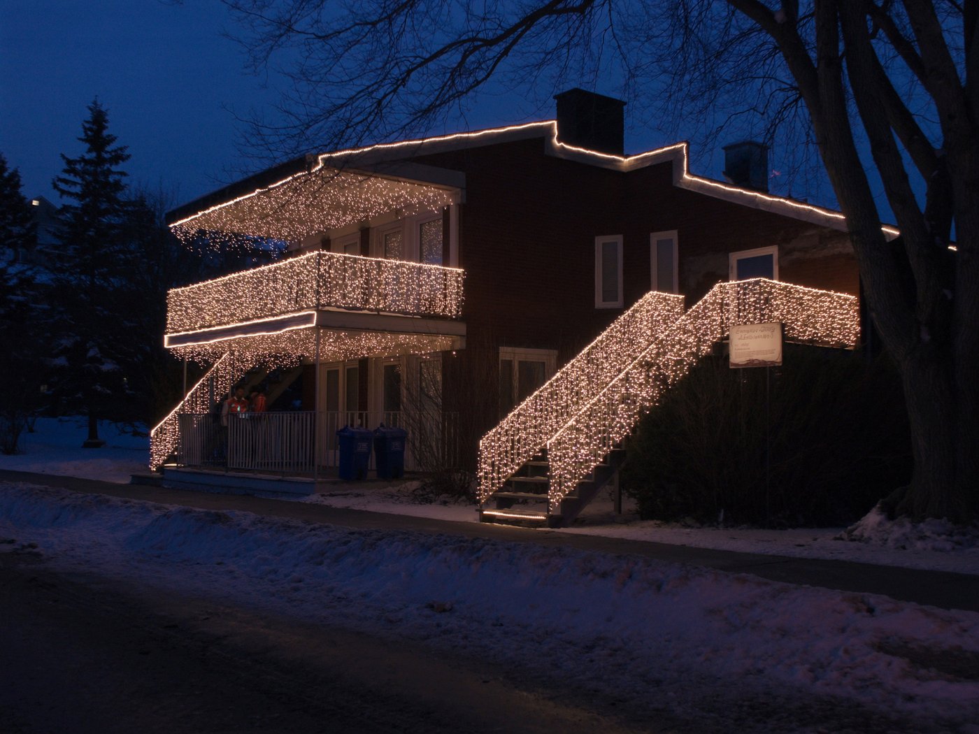 Façade montréalaise illuminée pour les Fêtes