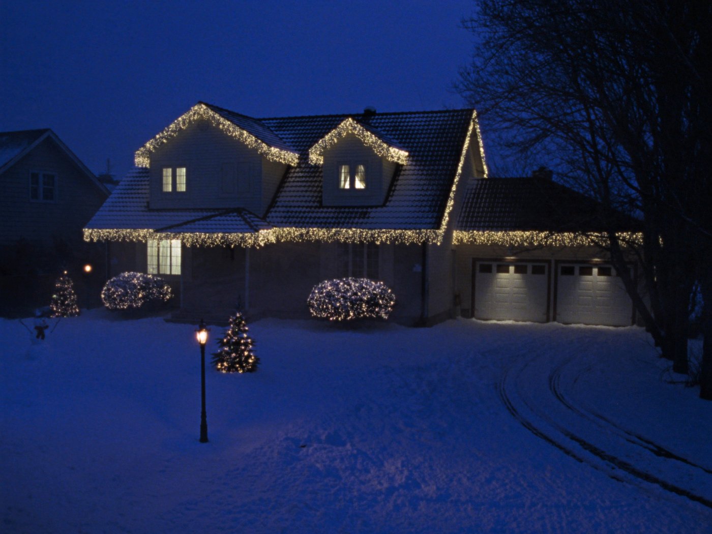 Installation de lumières de Noël à Sainte-Anne-des-Plaines